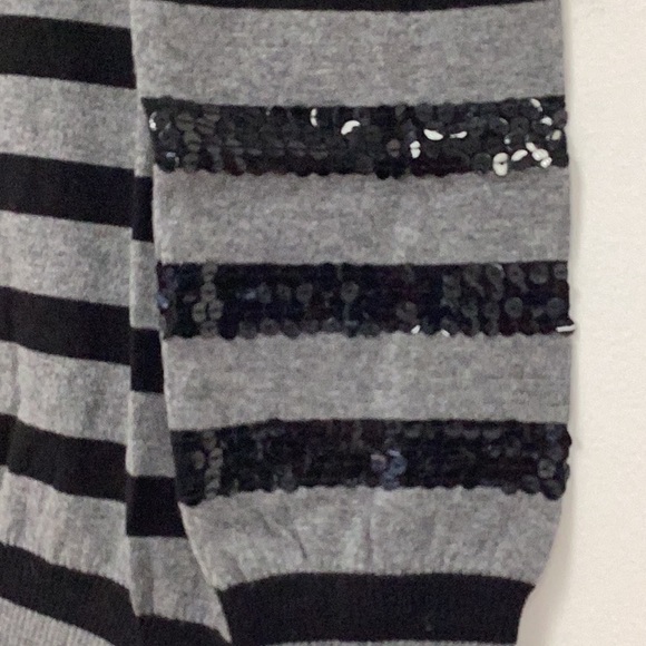 COPY - Beautiful ruffles sweater with sequin stripes - Picture 2 of 3